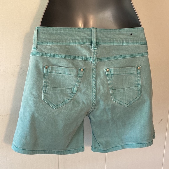 3/$20 - deLiA*s Teal Denim Shorts - Picture 4 of 6